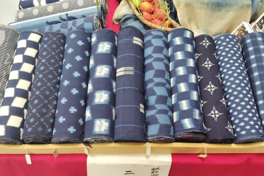 久留米絣の反物が並ぶ展示